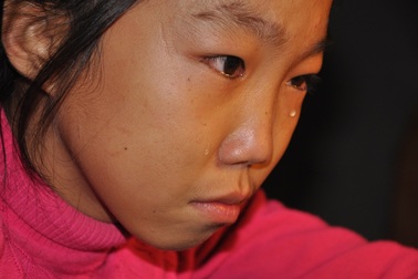 Thương cô bé học lớp 7 không có bố,  chăm mẹ tâm thần