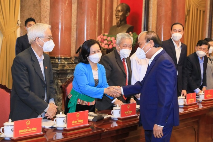 Chủ tịch nước Nguyễn Xuân Phúc thăm hỏi các đại biểu tham dự Hội nghị.