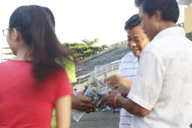 Màn “rải tiền” ở lễ ra mắt sách: Có người nhặt được gần 1 triệu đồng