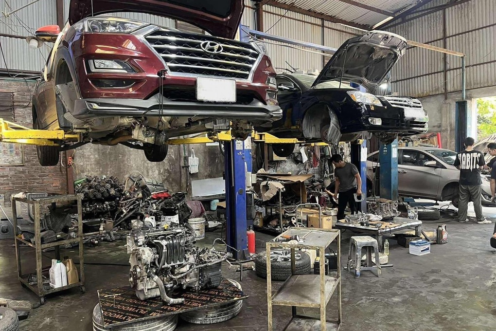 Gara ô tô quá tải sau mưa lớn ở Hà Nội, thợ sửa xe tăng ca vẫn không xuể - 4