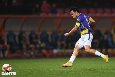 Văn Quyết tri ân đồng đội sau cột mốc 100 bàn thắng tại V-League