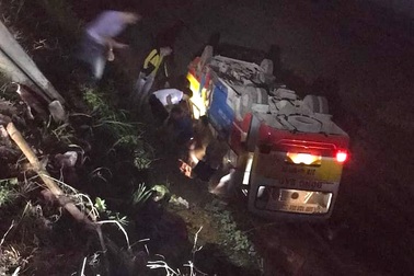 Xe buýt đâm chết trâu trên quốc lộ rồi lật ngửa dưới ruộng