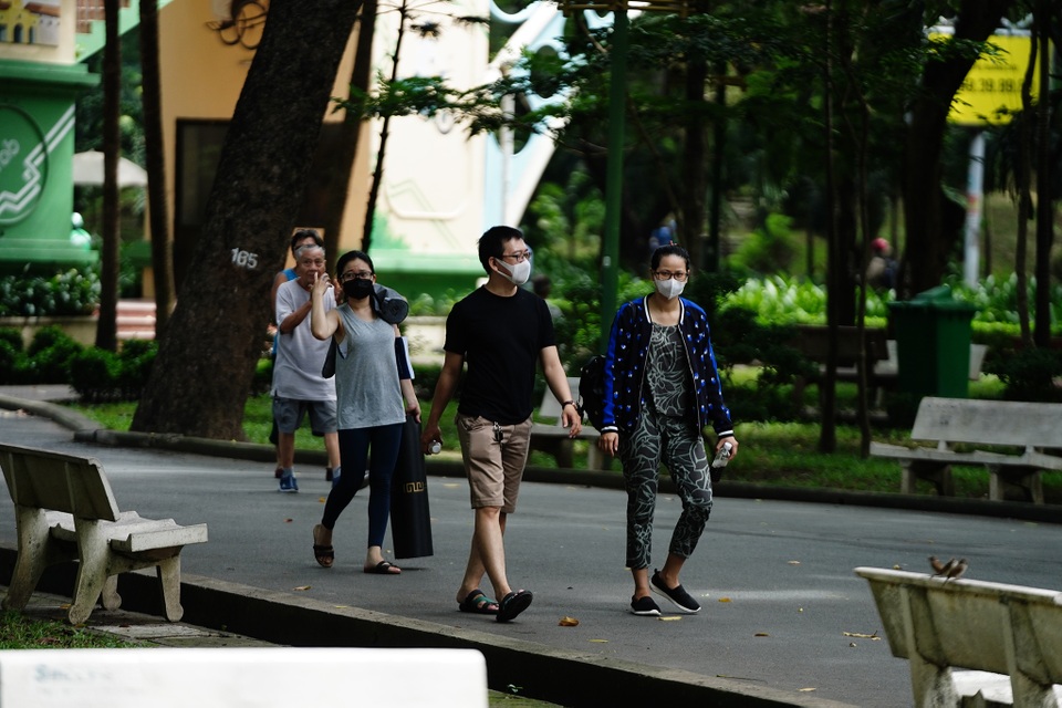 Người dân đồng loạt đeo khẩu trang trong ngày đầu xử phạt - 9