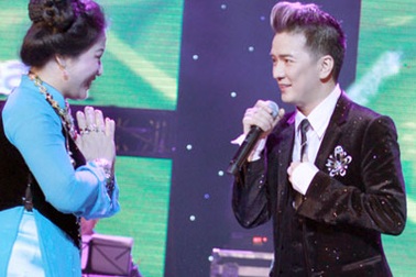 Fan cuồng tặng trang sức cho Đàm Vĩnh Hưng