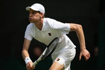 Sinner thắng nhanh, Djokovic vượt qua khó khăn thể chất tại Wimbledon