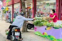 TPHCM: Rau củ giá bình ổn 20.000 đồng/kg, trứng 25.000 đồng/vỉ "xuống phố"