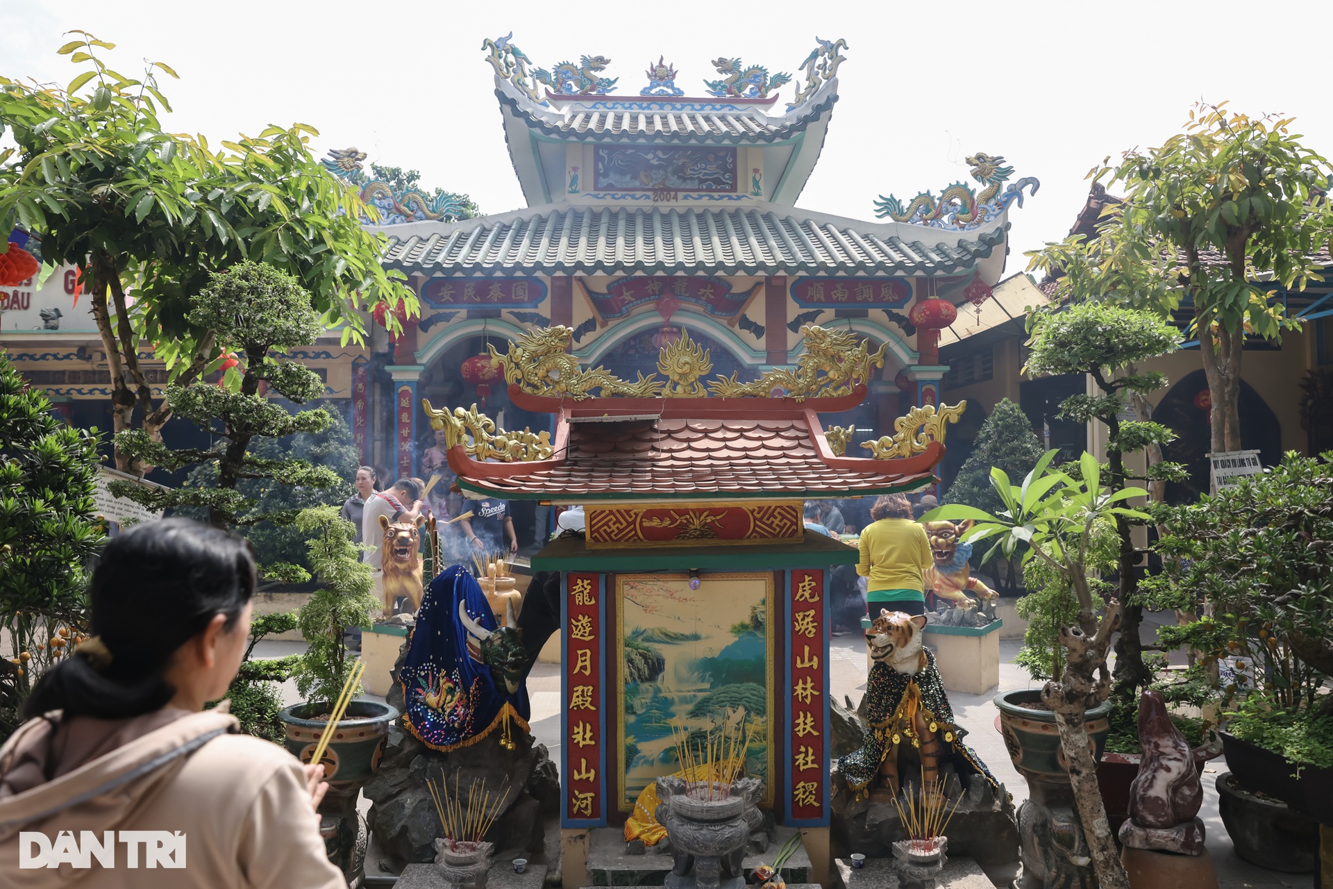 Người dân xin nước thiêng trong ngôi miếu có mạch nước ngầm ở TPHCM - 15 Người dân xin nước thiêng trong ngôi miếu có mạch nước ngầm ở TPHCM - 15