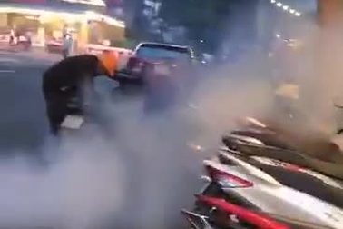 Nẹt pô xả khói vào quán bún đậu