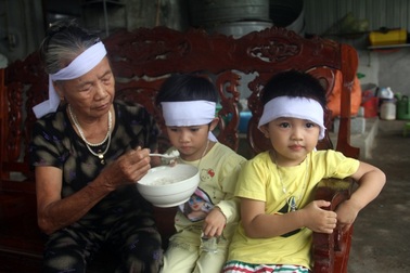 Đau đớn cảnh 2 bé thơ mất mẹ, xa vắng tình cảm người cha!