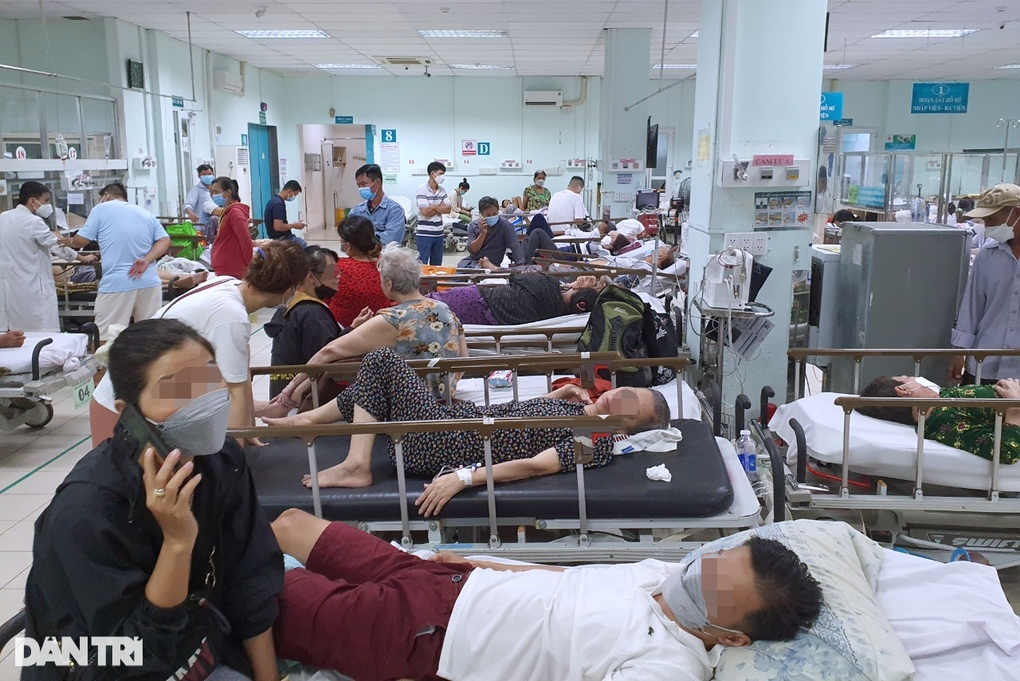 Vụ gã trai khỏa thân chém nhiều người ở TPHCM: Hồi sức nạn nhân bị cắt cổ - 1 Vụ gã trai khỏa thân chém nhiều người ở TPHCM: Hồi sức nạn nhân bị cắt cổ - 1