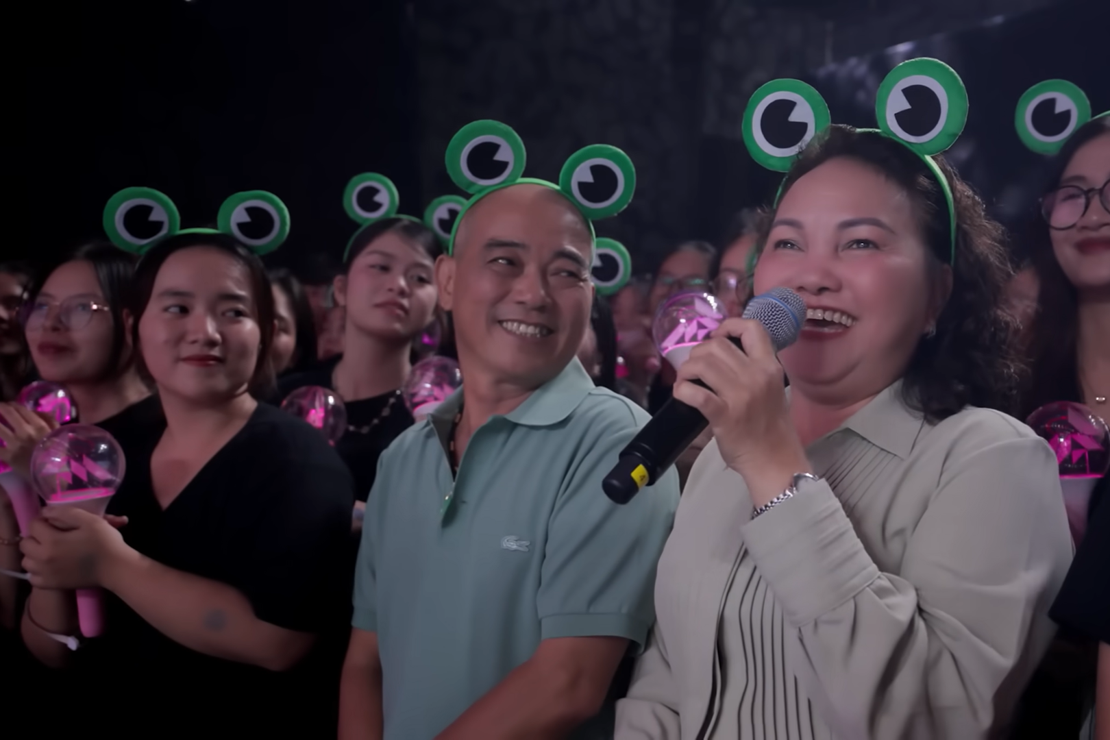 Bố mẹ nghẹn ngào nói về Phương Mỹ Chi: Con gái giờ giỏi quá! - 2