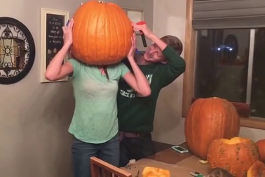Cô bé kẹt đầu trong quả bí ngô