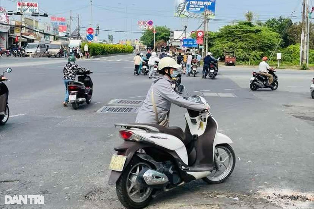 Người dân dẫn bộ xe qua giao lộ ở TPHCM vì đèn giao thông không hoạt động - 2 Người dân dẫn bộ xe qua giao lộ ở TPHCM vì đèn giao thông không hoạt động - 2