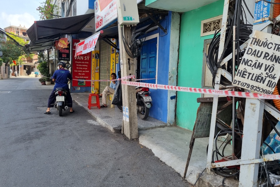 Đà Nẵng: Phong tỏa, phun khử khuẩn quanh khu vực quán bar New Phương Đông - 2 Đà Nẵng: Phong tỏa, phun khử khuẩn quanh khu vực quán bar New Phương Đông - 2