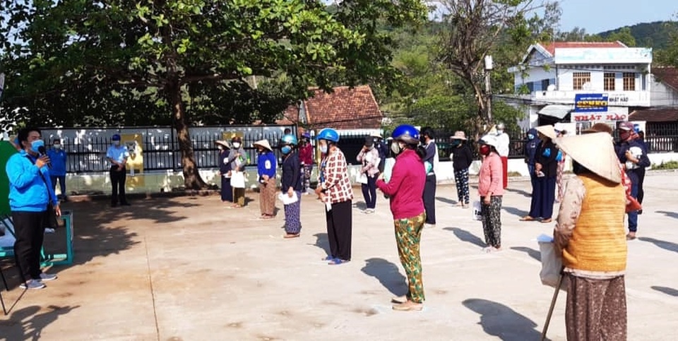 Người nghèo xếp hàng ngay ngắn nhận gạo từ “ATM gạo di động” - 1 Người nghèo xếp hàng ngay ngắn nhận gạo từ “ATM gạo di động” - 1