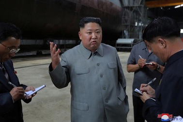 Ông Kim Jong-un thị sát tàu ngầm mới, chú ý tới các hệ thống vũ khí