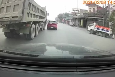 Tranh luận sôi nổi xung quanh một tình huống va chạm giao thông khó hiểu