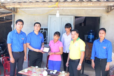 Truy tặng huy hiệu “Tuổi trẻ dũng cảm” cho cậu học trò quên mình cứu bạn