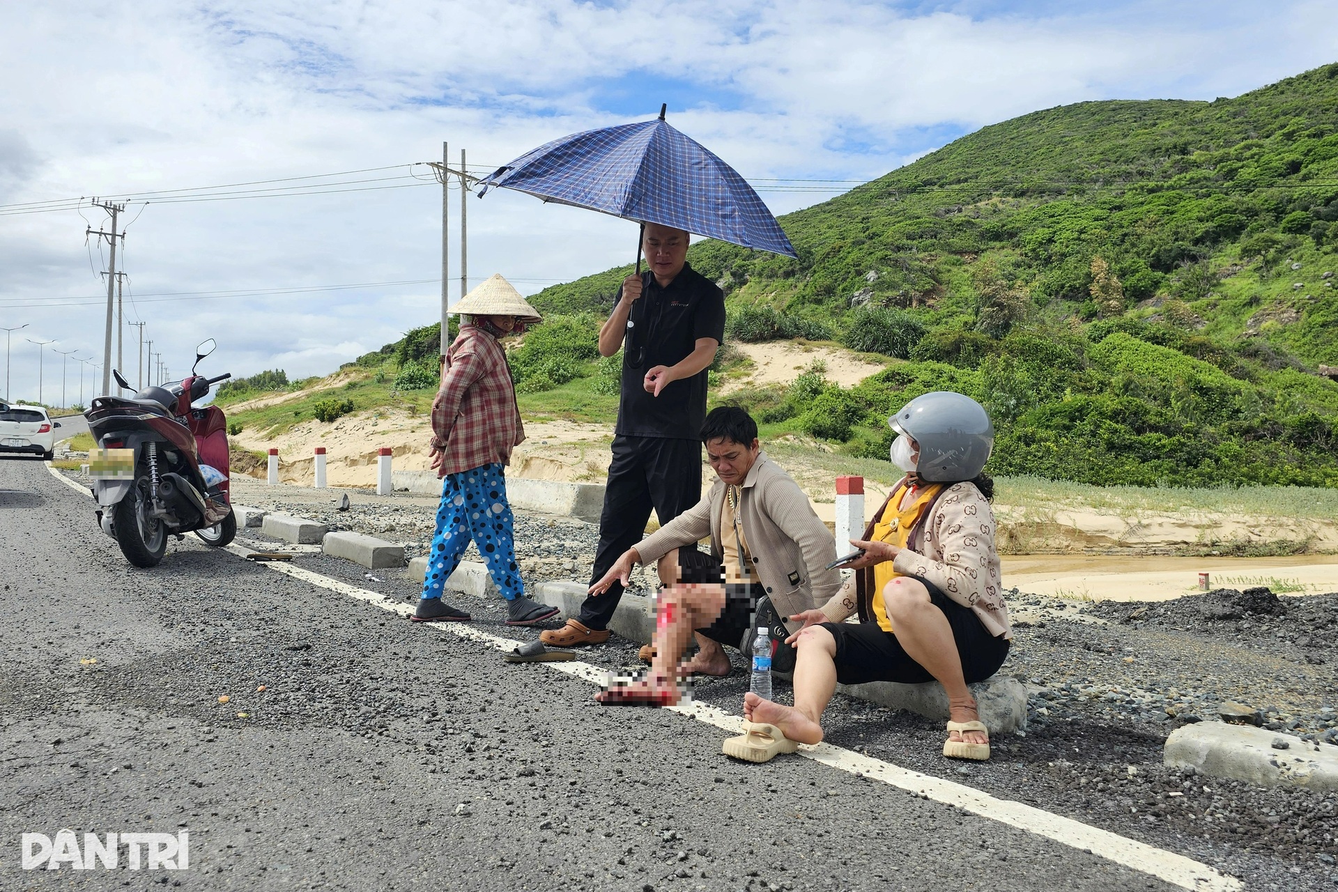 Người dân vấp chi chít “ổ gà”, ngã nhào trên đường 260 tỷ đồng mới bàn giao - 6 Người dân vấp chi chít “ổ gà”, ngã nhào trên đường 260 tỷ đồng mới bàn giao - 6