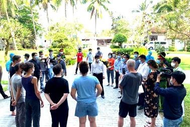 Gần 30 du khách hết cách ly đã lên đường về nước