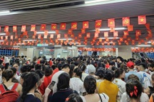 Biển người ở ga Cát Linh - Hà Đông, Hanoi Metro "mách nước" hành khách