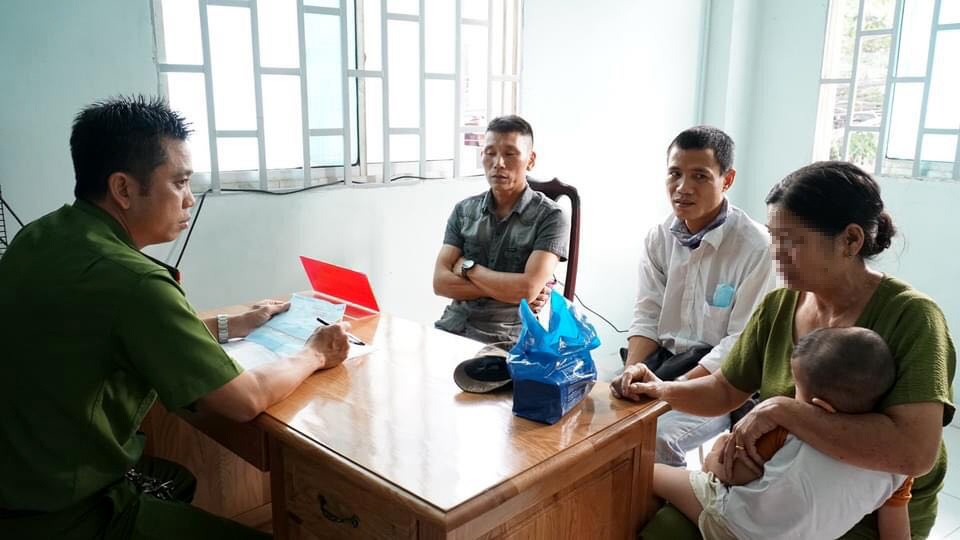 Tài xế xe ôm và vị khách trả lại gần 360 triệu đồng cho người đánh rơi - 2 Tài xế xe ôm và vị khách trả lại gần 360 triệu đồng cho người đánh rơi - 2
