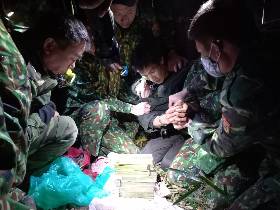Bắt đối tượng người Lào vận chuyển 8 bánh heroin - 1 Bắt đối tượng người Lào vận chuyển 8 bánh heroin - 1
