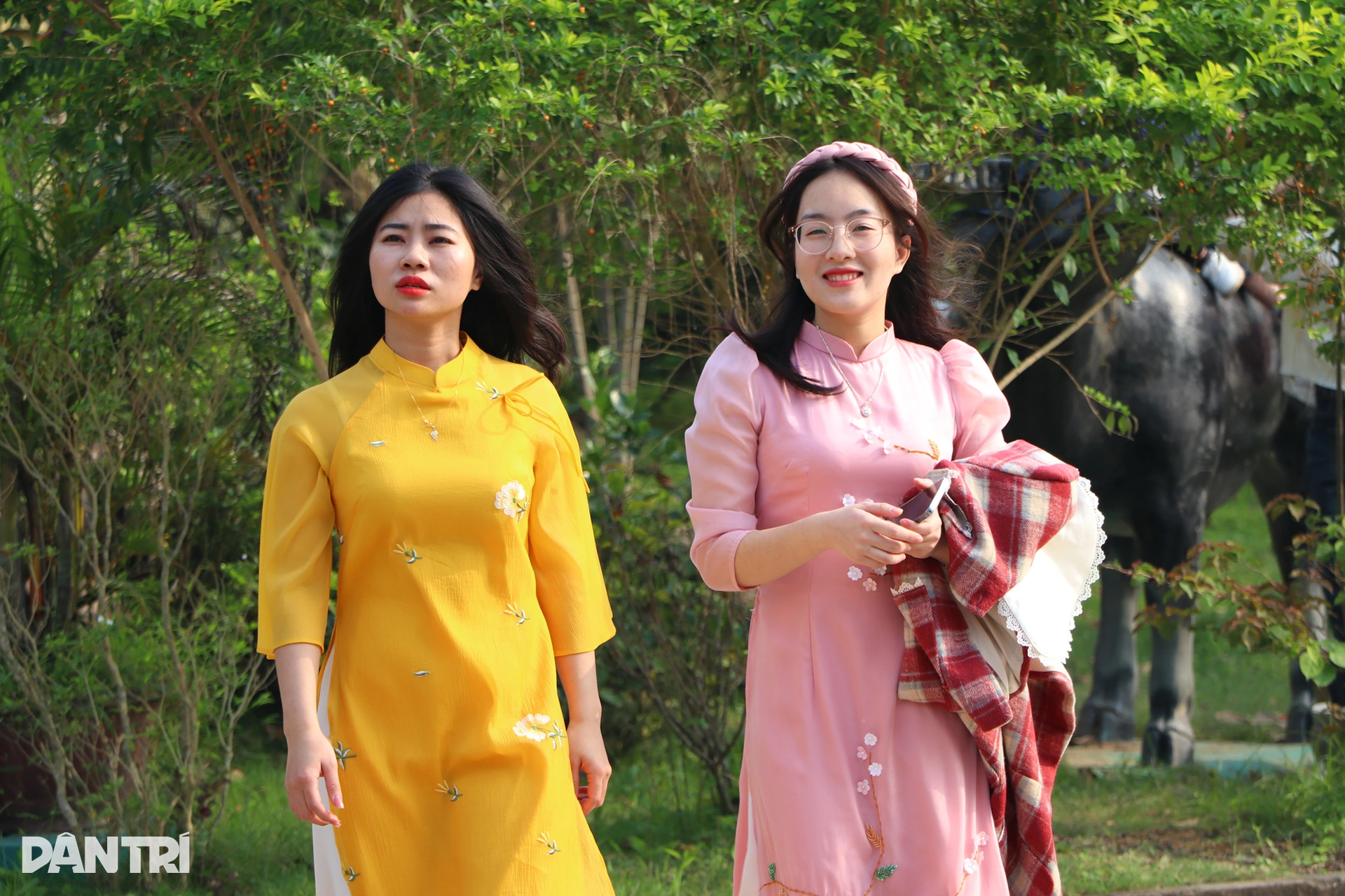 Nắng đẹp, thiếu nữ xúng xính áo dài vãn cảnh chùa ngày đầu năm - 7 Nắng đẹp, thiếu nữ xúng xính áo dài vãn cảnh chùa ngày đầu năm - 7