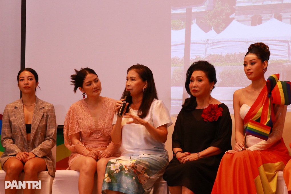 NSND Kim Xuân: Làng giải trí có cặp đôi đồng giới bền chặt suốt 20 năm - 1 NSND Kim Xuân: Làng giải trí có cặp đôi đồng giới bền chặt suốt 20 năm - 1