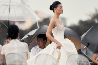 Lan Khuê và dàn sao đội mưa xem trình diễn thời trang trên sông Hương - 9 Lan Khuê và dàn sao đội mưa xem trình diễn thời trang trên sông Hương - 9