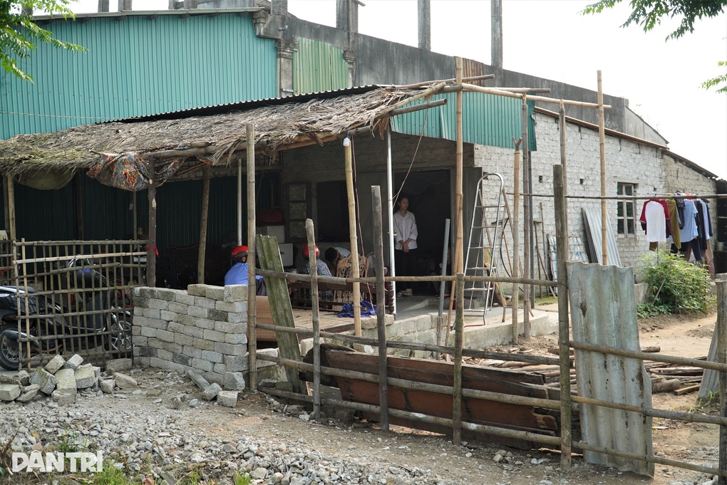 Rớt nước mắt cảnh nữ sinh mồ côi bố mẹ, sống với bà 86 tuổi, cậu khuyết tật - 3 Rớt nước mắt cảnh nữ sinh mồ côi bố mẹ, sống với bà 86 tuổi, cậu khuyết tật - 3