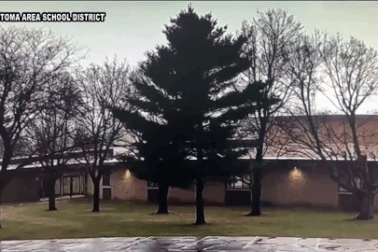 Cận cảnh khoảnh khắc tia sét "đốn hạ" cây lớn giữa sân trường