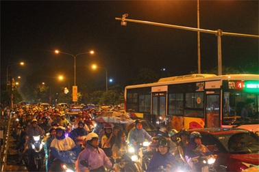 Người dân Thủ đô "chôn chân" trong mưa sau màn pháo hoa