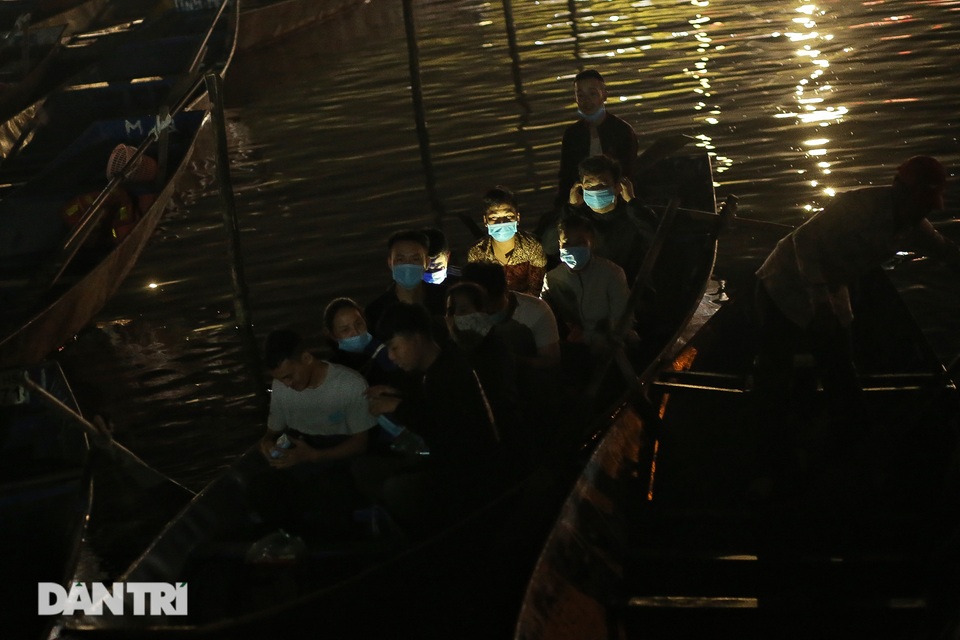 Dòng người xuyên đêm đi lễ chùa Hương trong ngày đầu mở cửa trở lại - 5 Dòng người xuyên đêm đi lễ chùa Hương trong ngày đầu mở cửa trở lại - 5