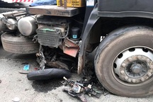 Nâng bánh xe đầu kéo giải cứu một phụ nữ bị chèn ngang chân