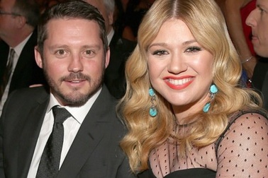 Kelly Clarkson ly dị chồng