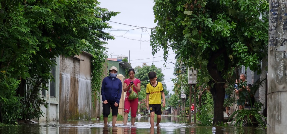 Người dân thành Vinh bì bõm trong biển nước - 5 Người dân thành Vinh bì bõm trong biển nước - 5