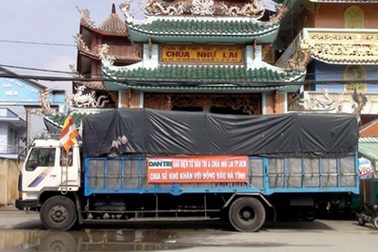 Chuyến xe chở quà bạn đọc Dân trí gửi miền Trung đã khởi hành