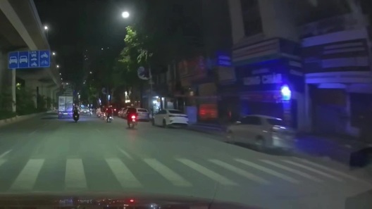 Xe máy ngã đè lên nhau vì va chạm với ô tô từ lề đường đi ra