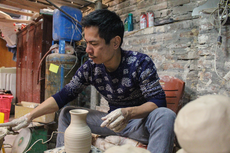 Nghệ nhân khiếm thính thổi hồn vào gốm qua đôi bàn tay trời phú - 4 Nghệ nhân khiếm thính thổi hồn vào gốm qua đôi bàn tay trời phú - 4