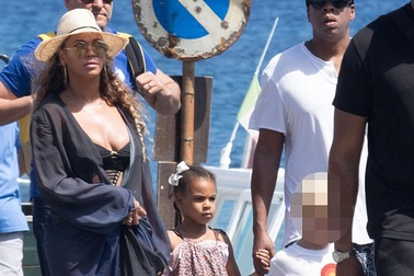 Beyonce Knowles buồn bã suốt kỳ nghỉ với chồng và con gái