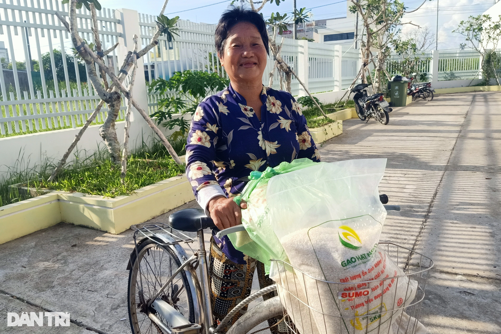 Người dân háo hức đổi 2kg rác thải nhựa lấy 5kg gạo - 3 Người dân háo hức đổi 2kg rác thải nhựa lấy 5kg gạo - 3