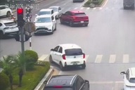 Cục CSGT lên tiếng về tranh luận "ô tô quay đầu ở vạch đi bộ sang đường"