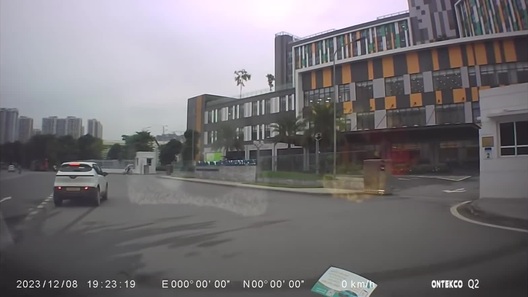 Ô tô chuyển hướng bất cẩn, va chạm mạnh với xe đi cùng chiều