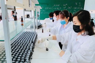 Điều chế nước rửa tay khô để phát miễn phí phòng chống dịch Covid - 19