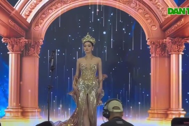 Hoa hậu Yến Nhi gặp sự cố trang phục khi nhận sash thi quốc tế