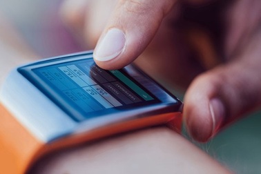 Lo ngại đồng hồ giúp quay cóp