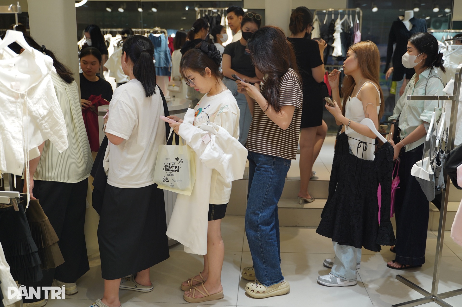 Giới trẻ TPHCM nhộn nhịp săn hàng giảm giá dịp Black Friday 2024 - 1 Giới trẻ TPHCM nhộn nhịp săn hàng giảm giá dịp Black Friday 2024 - 1