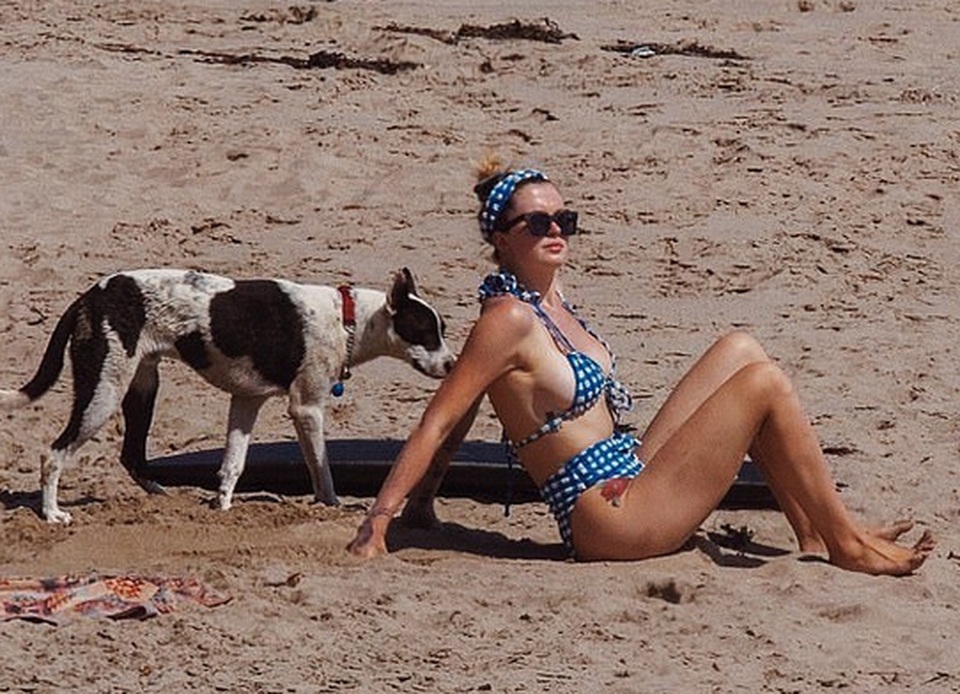 Ireland Baldwin diện áo tắm khoe loạt hình xăm khủng - 8 Ireland Baldwin diện áo tắm khoe loạt hình xăm khủng - 8