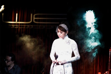 Ý Lan hát tình khúc chiều mưa